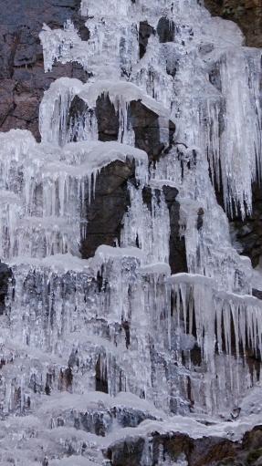 百間滝の一部です。全体ではどのくらい凍っているのでしょうか？